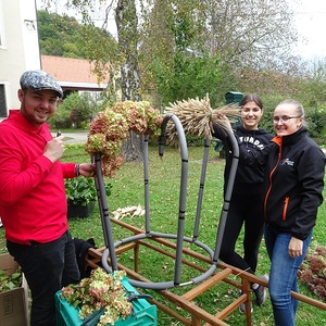 Landjugend beim Erntekronebinden                             