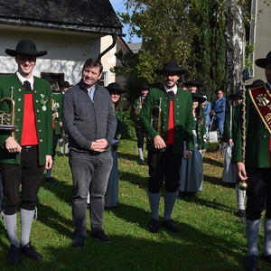 Pfarrer mit Marktmusikkapelle